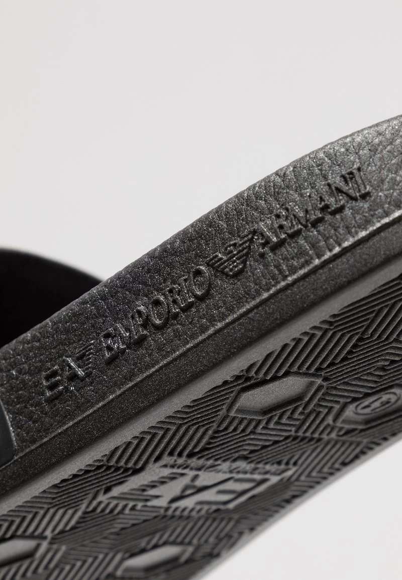 EA7 Emporio Armani VISIBILITY UNISEX - Pantolette Flach - Black 8 EA7 Emporio Armani VISIBILITY UNISEX - Pantolette Flach - Black – Bild 6