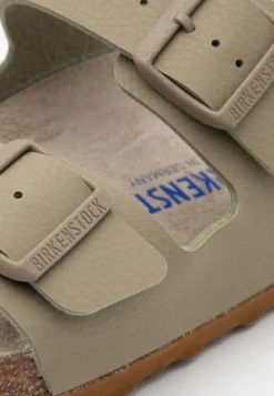 Birkenstock ARIZONA SOFT FOOTBED - Pantolette Flach - Faded Khaki -Modeschuhe 0df00a8211da4d3aadb05611f71c1b09