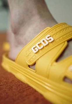 GCDS POOL SLIDES UNISEX - Badesandale - Yellow -Modeschuhe 1651229988554