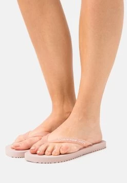 Calvin Klein Jeans BEACH MONOGRAM - Bade-Zehentrenner - Pale Conch Shell