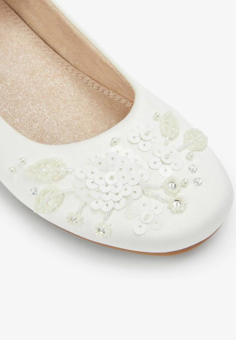 Next STANDARD - Riemchenballerina - Ivory Satin Floral Embellished Occasion Heel 7 Next STANDARD - Riemchenballerina - Ivory Satin Floral Embellished Occasion Heel – Bild 5