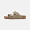 Birkenstock ARIZONA SOFT FOOTBED - Pantolette Flach - Faded Khaki -Modeschuhe 6a754996ae70443baaa5eb18e0ae6fec