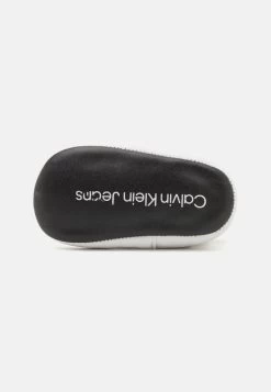 Calvin Klein Jeans UNISEX - Krabbelschuh - White/black -Modeschuhe 6f4d3f73ac7c4b1fb69cf0431fa5fb3c