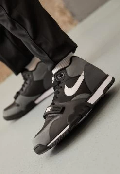Nike Sportswear AIR TRAINER 1 - Sneaker High - Black/white/dark Grey/cool Grey -Modeschuhe 942dbb59cd6c487295eb8116e3115f54