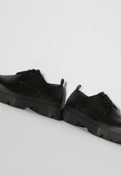 BERSHKA TRACK - Business-Schnürer - Black 13 BERSHKA TRACK - Business-Schnürer - Black -Modeschuhe 991bb73d0c944cc3a908bc50c6a36111