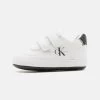 Calvin Klein Jeans UNISEX - Krabbelschuh - White/black 1 Calvin Klein Jeans UNISEX - Krabbelschuh - White/black -Modeschuhe a8fa6693ae294983816c5c99f8c29be1