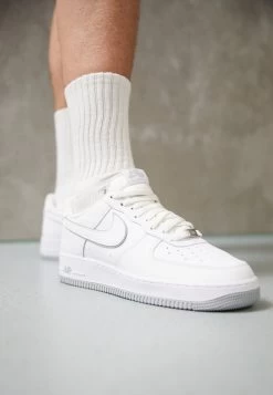 Nike Sportswear AIR FORCE 1 07 - Sneaker Low - White/wolf Grey -Modeschuhe b765bbb253674b08bea17fcb674dedc7