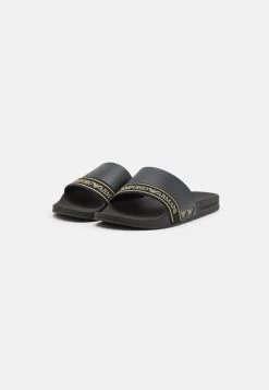 EA7 Emporio Armani SPORT TAPE SLIDE UNISEX - Pantolette Flach - Full Black/gold -Modeschuhe c18ad13e544046de9d04f9786768d873