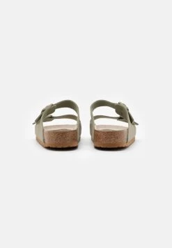 Birkenstock ARIZONA SOFT FOOTBED - Pantolette Flach - Faded Khaki -Modeschuhe c5c2b31494f145acaff2501c324854d8