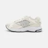 Adidas Originals RESPONSE CL - Sneaker Low - White Tint/silver Metallic 2 Adidas Originals RESPONSE CL - Sneaker Low - White Tint/silver Metallic -Modeschuhe c5deb85a04d94fa088e86fce1c20945d
