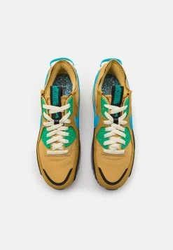 Nike Sportswear AIR MAX TERRASCAPE 90 NN - Sneaker Low - Wheat Gold/blue Lightning/alabaster/black/stadium Green -Modeschuhe c73b9457a72c4f4bbb9034225b1fb24c