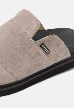 FANA UNISEX - Pantolette Flach - Sand 13 FANA UNISEX - Pantolette Flach - Sand -Modeschuhe d4f68178aec3429ba949d818aca671b2